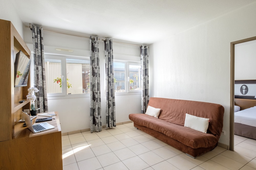 Standard Room, 1 Queen Bed with Sofa bed, Non Smoking, Balcony photo 3