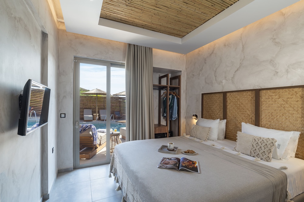 Junior Suite, Pool View photo 1