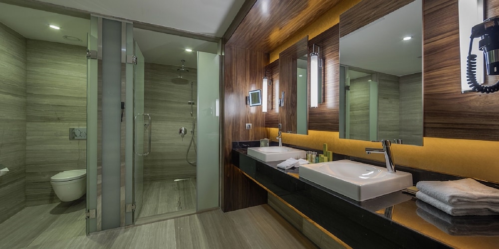 Suite, 1 King Bed, Non Smoking thumbnail 5