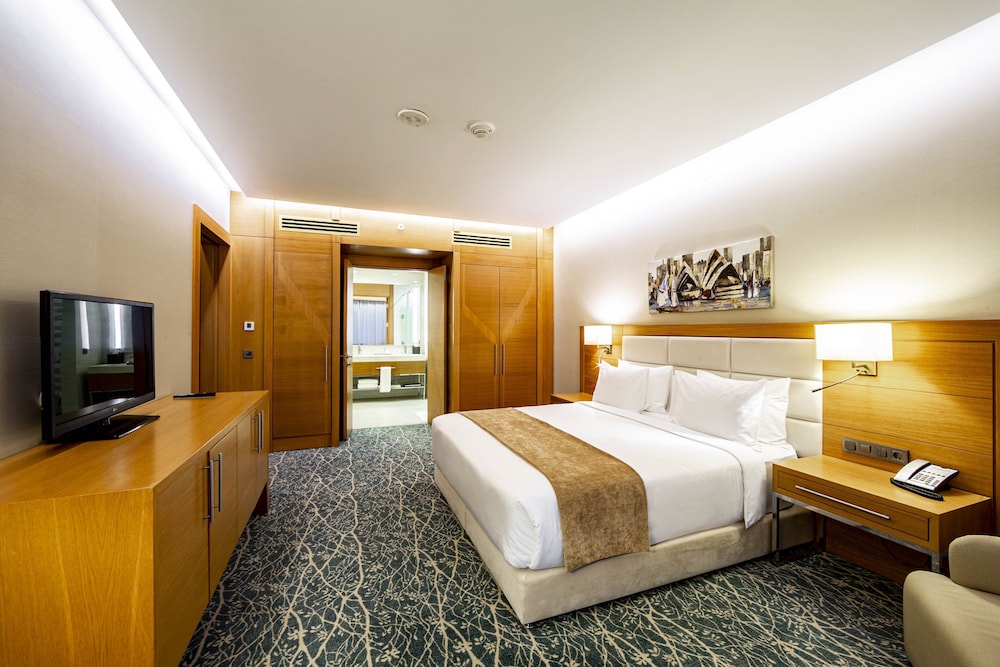 Suite, 1 King Bed, Smoking, City View