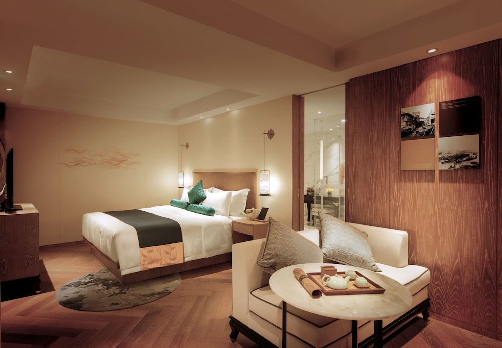 Deluxe King Suite Room