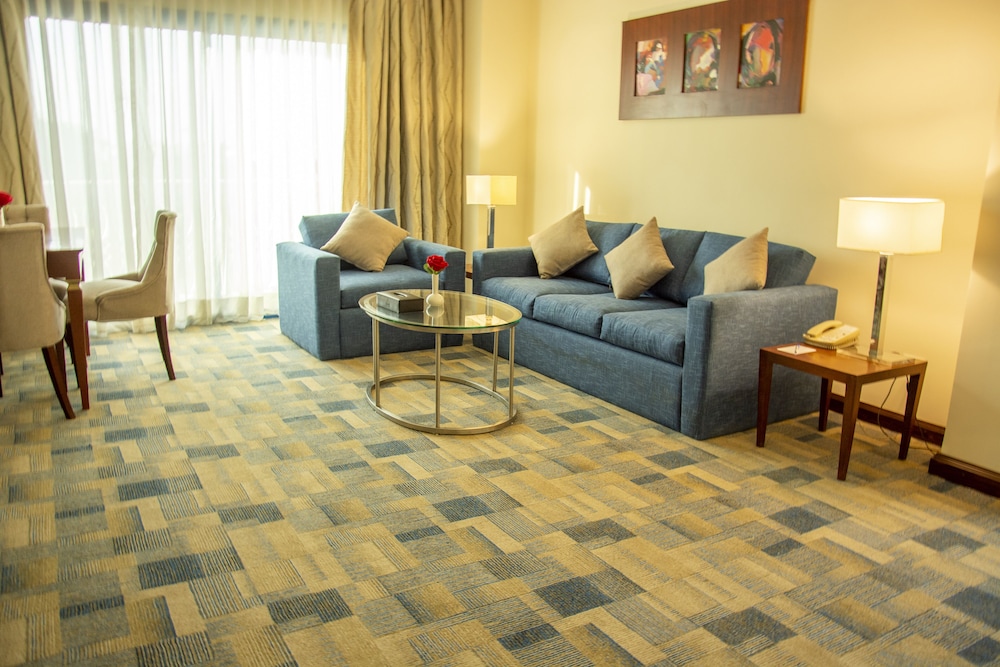 Suite (Corner) - Photo 2