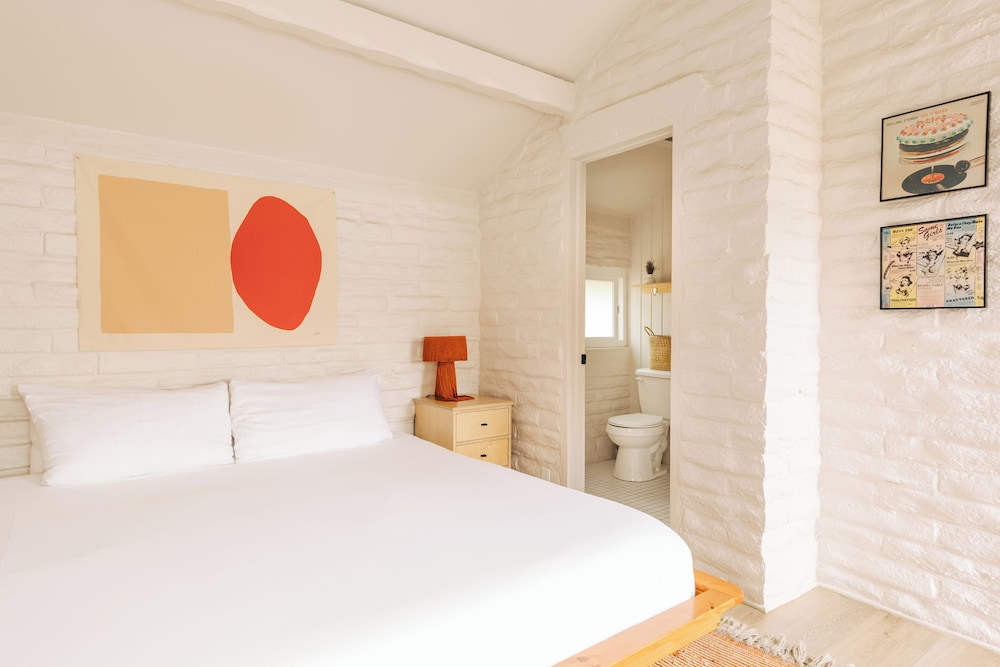 Standard Room, 1 King Bed photo 2
