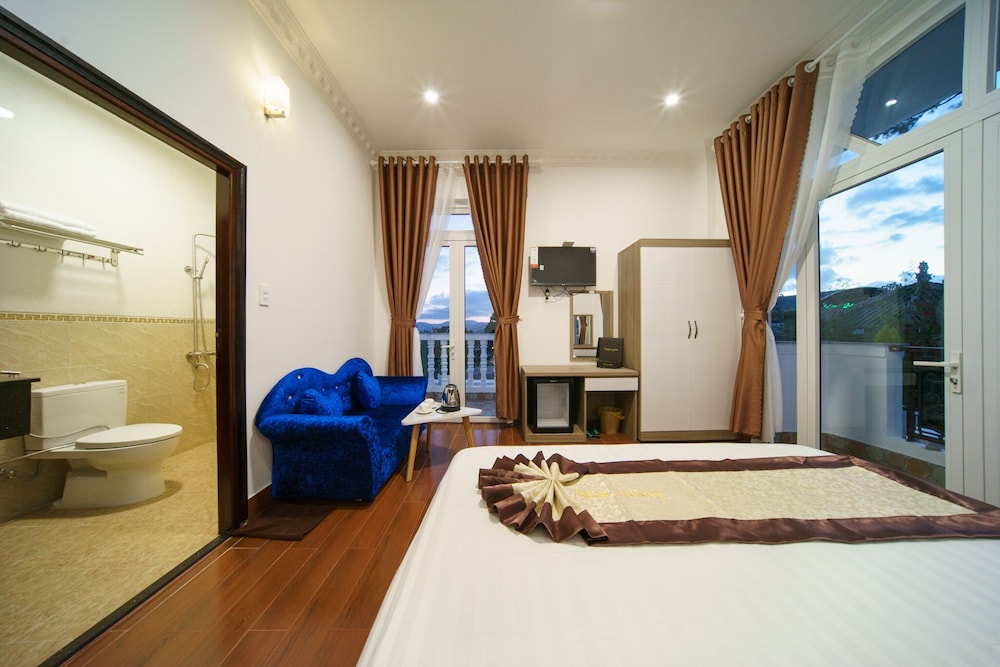 Deluxe Room with Balcony - Photo 14