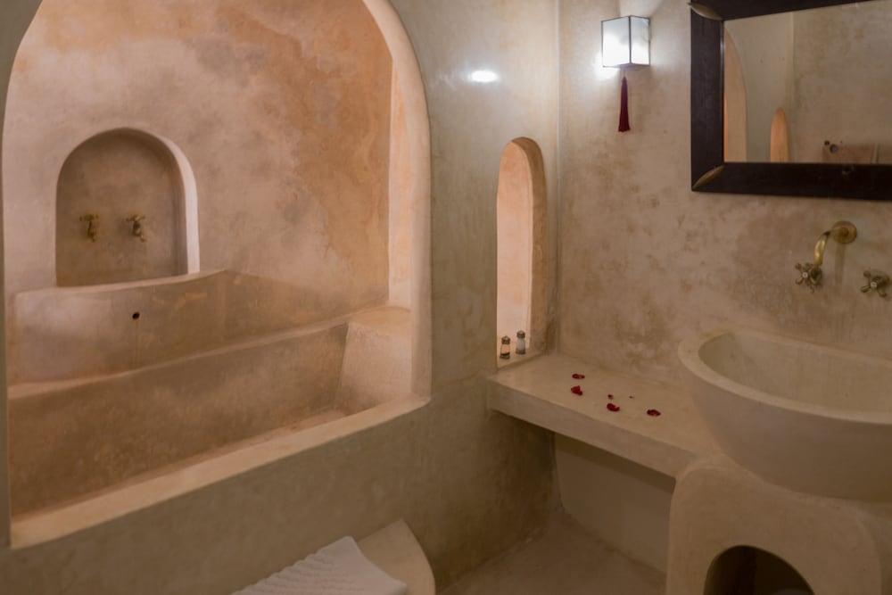 Double Room (Red) - Photo 8