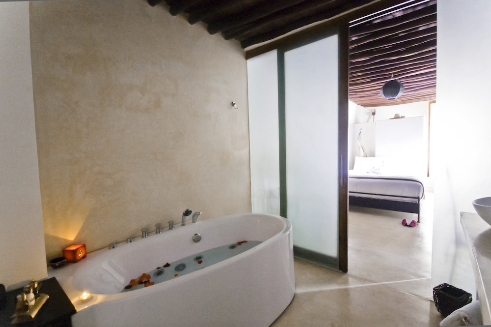 Deluxe Room (Jacuzzi) photo 2
