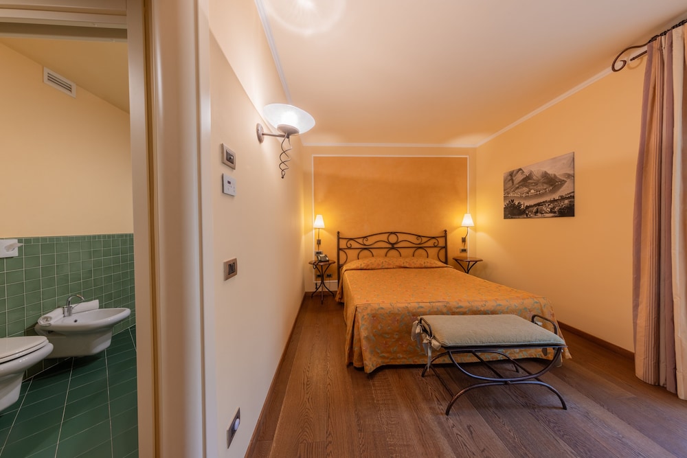 Standard Double Room (Street side)
