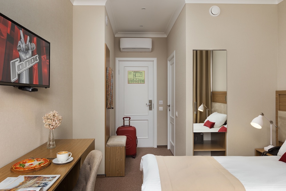 Economy Twin Room, City View photo 1