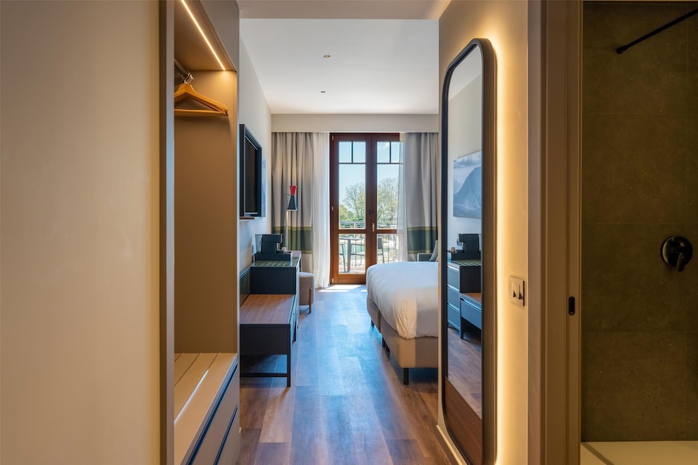Deluxe Room, 2 Twin Beds, Balcony (Sofa) thumbnail 5