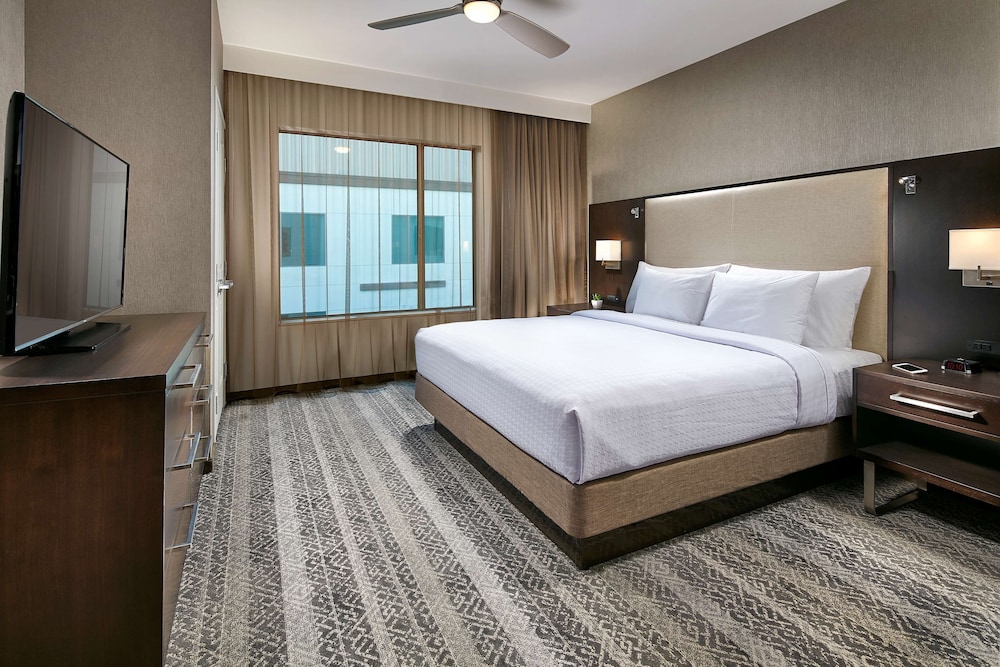 2 Queen 1 Bedroom Suite Hearing Accessible Tub