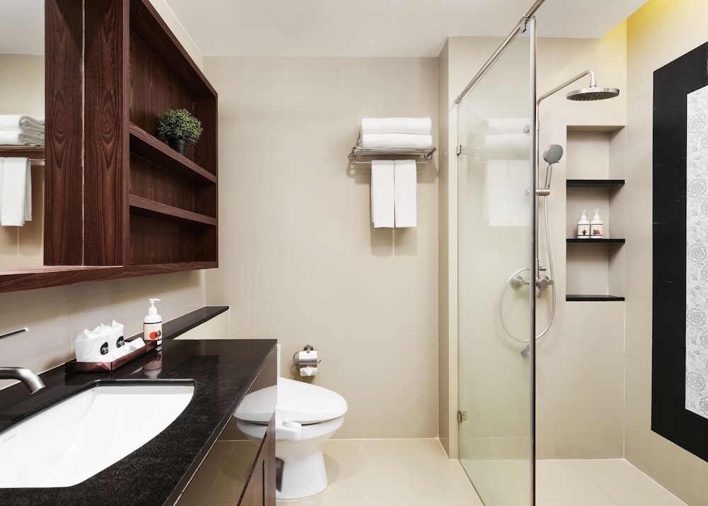 Deluxe Room with Kitchenette - Photo 11