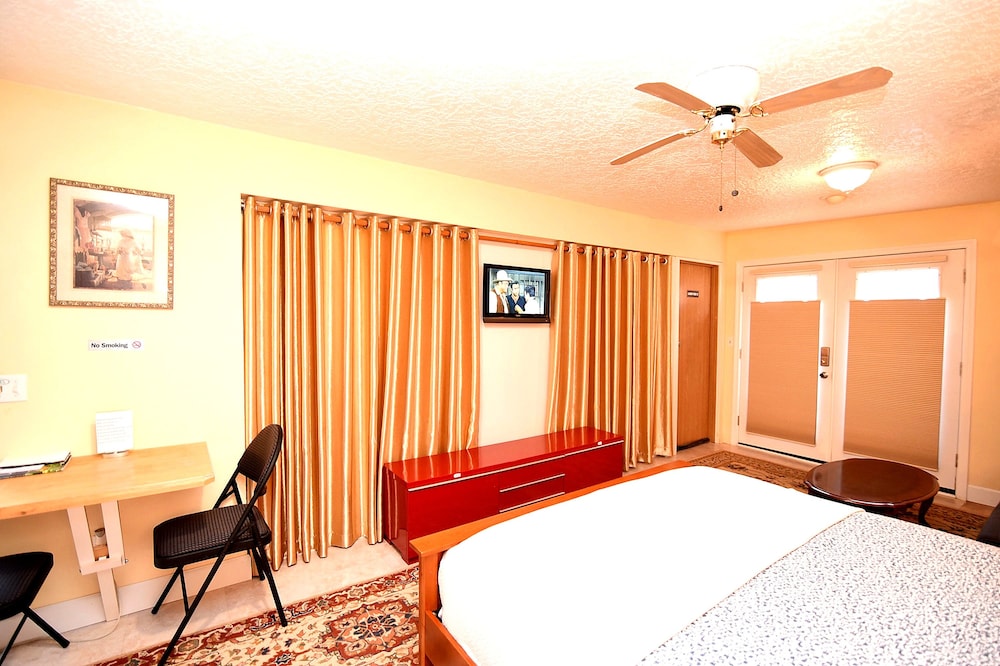 Classic Studio, 1 Queen Bed photo 3