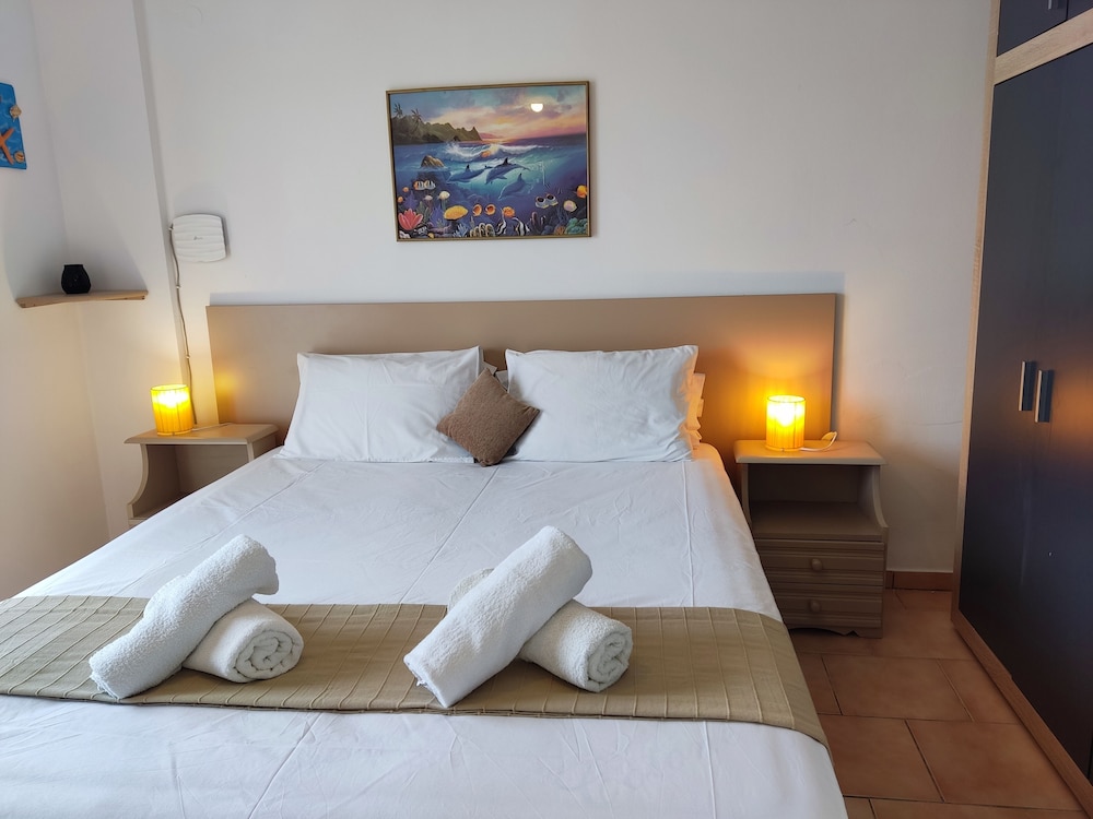 Family Apartment, 2 Bedrooms, Sea View, Beachside photo 2
