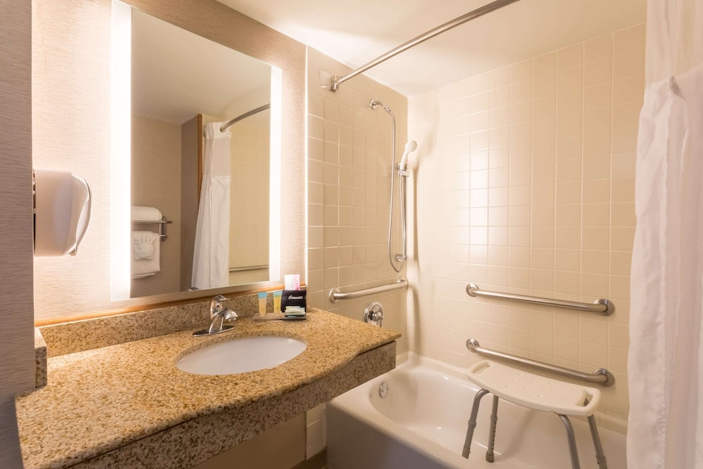 Room, 2 Queen Beds, Accessible, Non Smoking (Mobility,Hearing,Tub w/Grab Bars) thumbnail 5