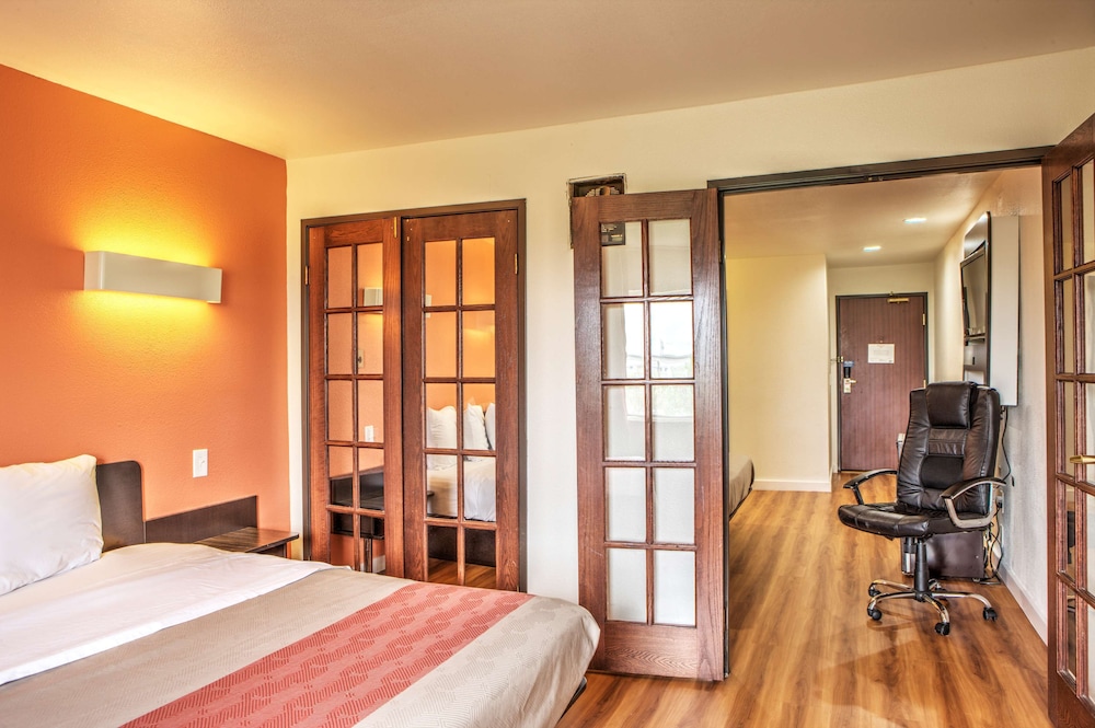 Deluxe Suite, 1 King Bed, Non Smoking, Hot Tub photo 3