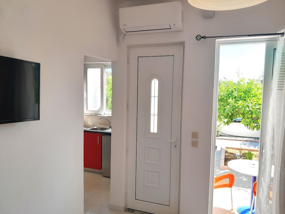 APARTMENT, 1 BEDROOM, VERANDA, COURTYARD VIEW photo 2