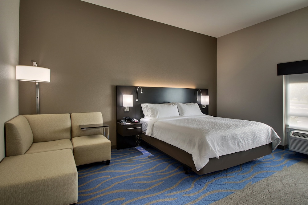 Standard Room, 1 King Bed (Walk-In Shower) photo 3