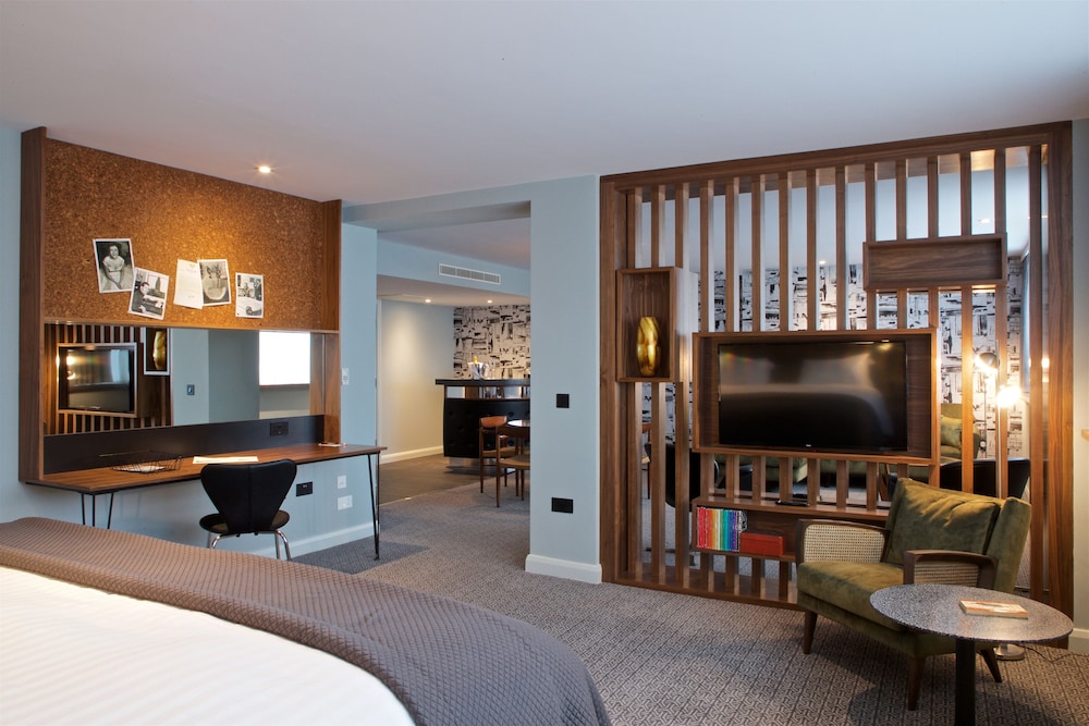 Suite - Photo 1