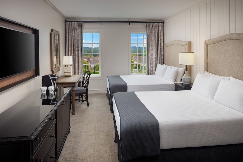 Deluxe Room, 2 Queen Beds, Accessible Bathtub