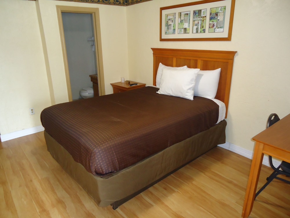 Standard Room, 1 Queen Bed, Non Smoking photo 1