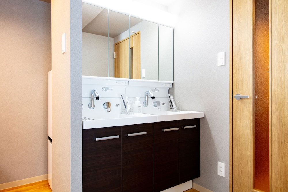 Standard Quadruple Room thumbnail 6