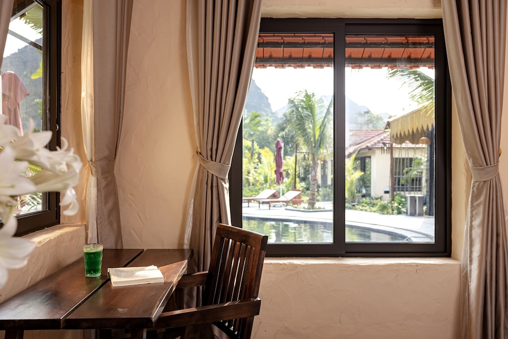Deluxe Double Room, 1 King Bed, Pool View photo 3