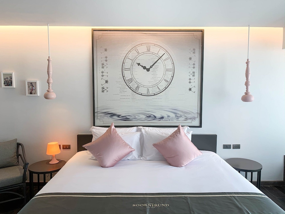 Deluxe King Room - Photo 1