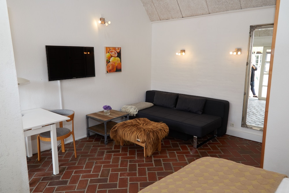 Basic Room, 1 Queen Bed photo 3