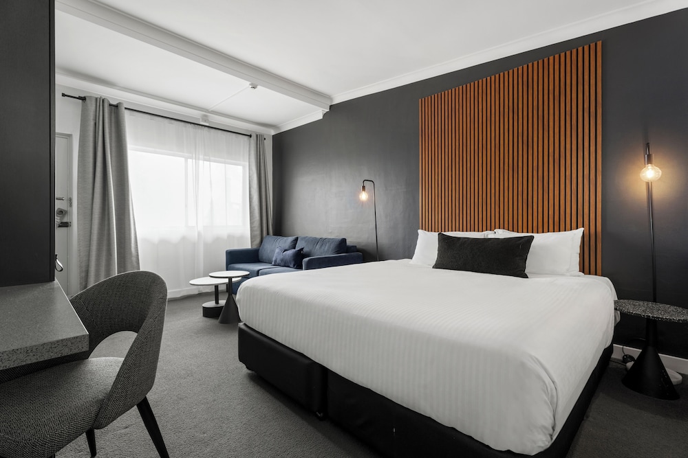 Deluxe Room, 1 King Bed with Sofa bed photo 1
