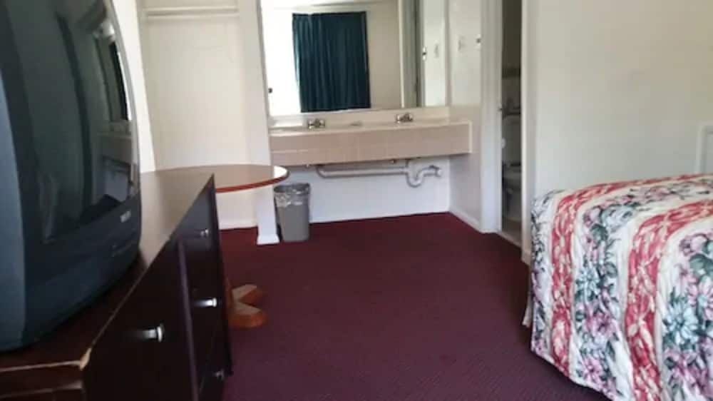 Standard Room, 1 King Bed, Non Smoking photo 2