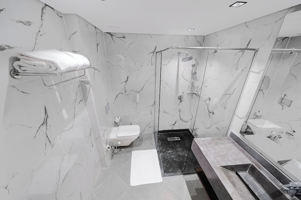 Standard Suite, 1 Queen Bed with Sofa bed, Non Smoking, Pool View - Photo 7