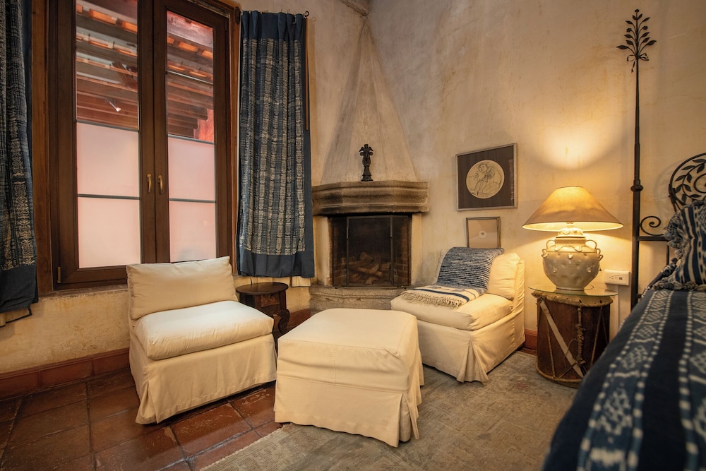 Junior Suite, 1 King Bed, Non Smoking, Fireplace photo 2
