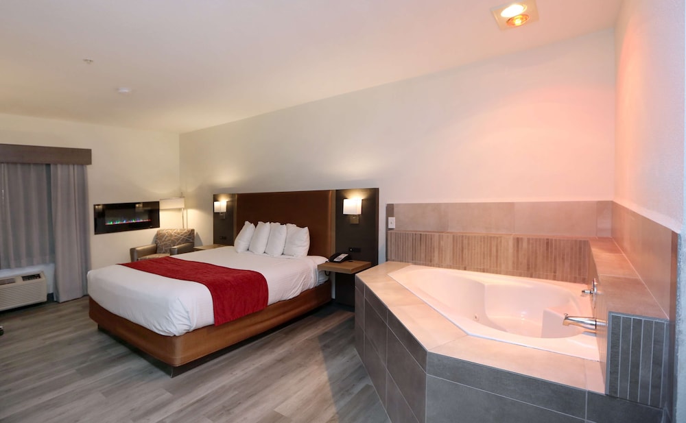 Standard Room, 1 King Bed, Non Smoking, Hot Tub - Photo 3
