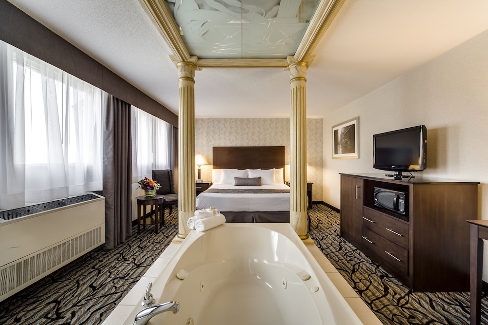 Luxury King Suite with Jetted Tub