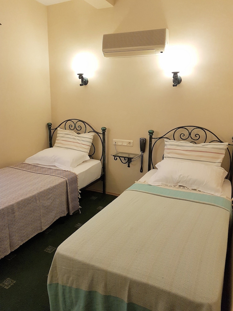 Basic Double or Twin Room, 1 Bedroom, Private Bathroom photo 2
