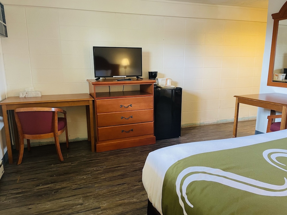 Basic Room, 1 Queen Bed photo 3
