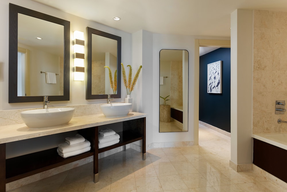 Suite, 1 King Bed (High Floor) - Photo 10