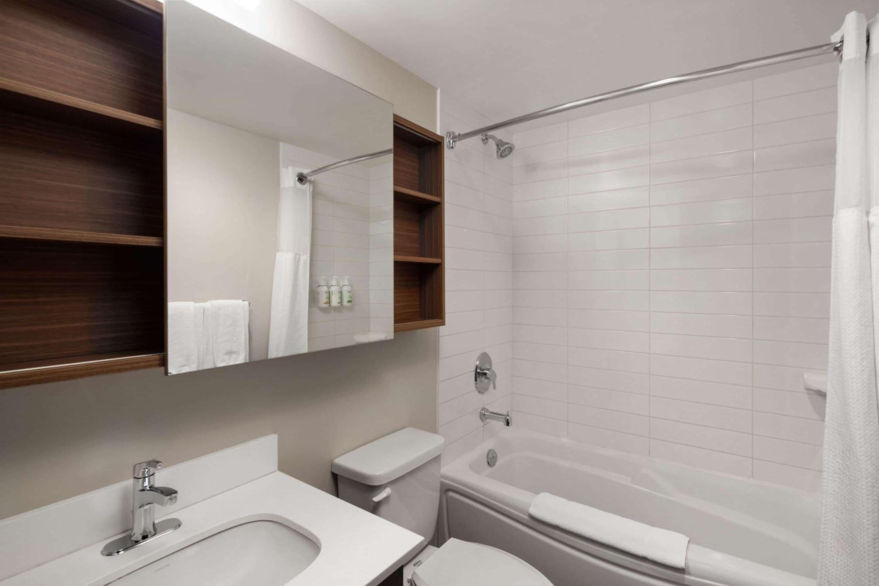 Deluxe Queen Suite - Non-Smoking photo 1