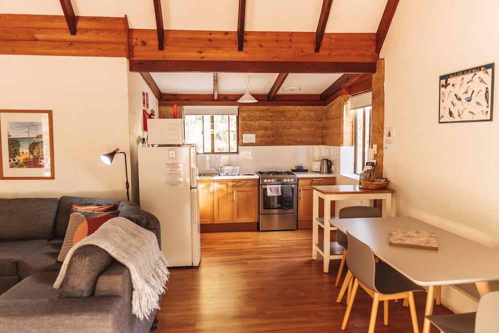 Couples Cottage + Extra Room (Air Con In Living Room) photo 2