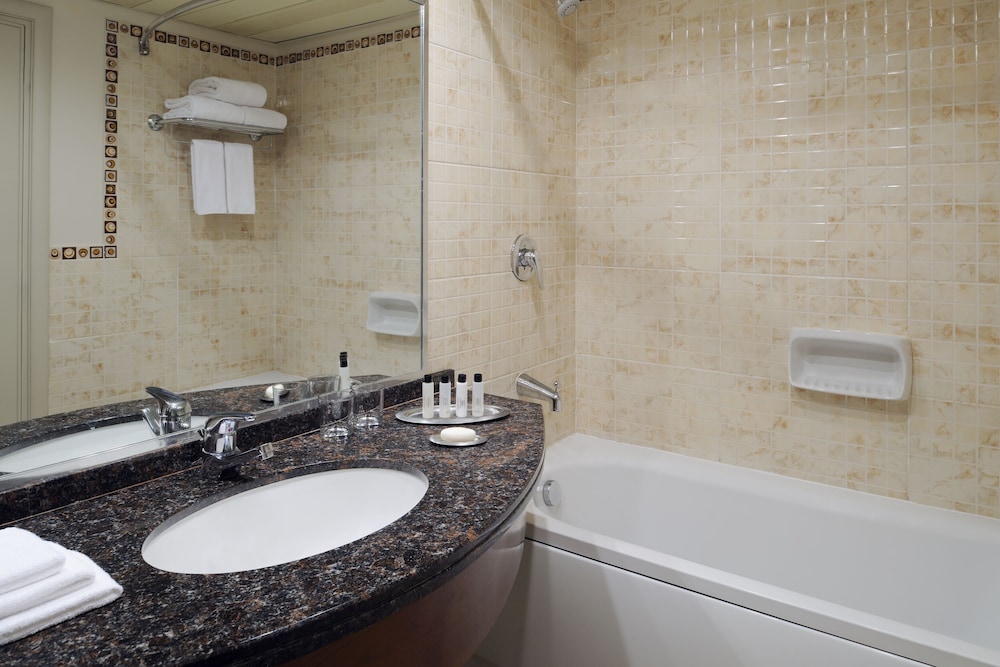 Executive Room, 1 King Bed, Partial Sea View, Beachside - Photo 2