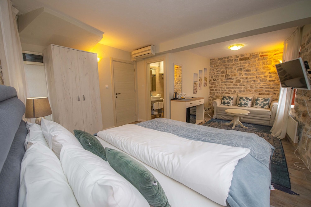 Deluxe Room, 1 King Bed with Sofa bed