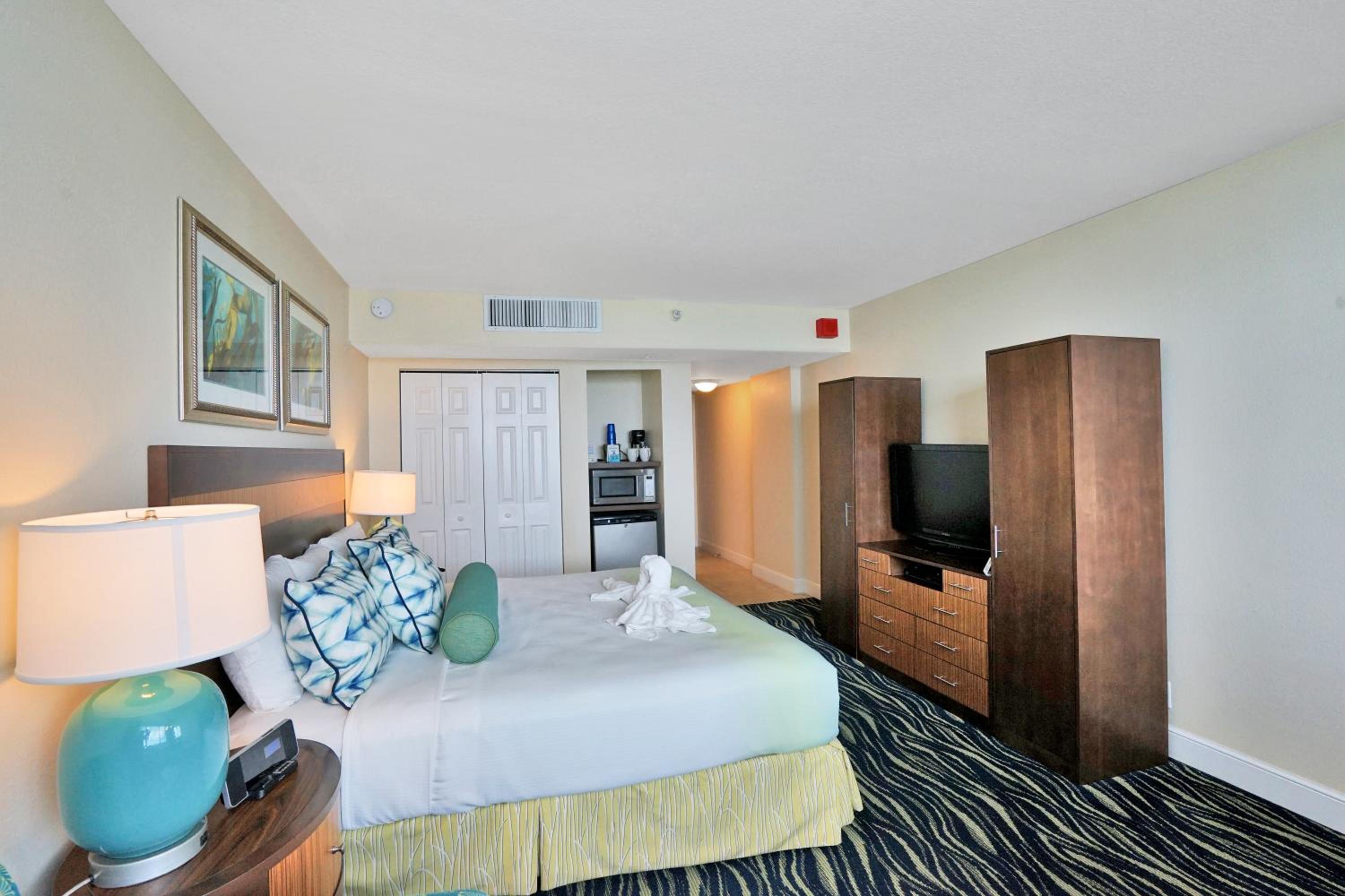 Standard Room, 1 King Bed, Intracoastal/Inside View - Photo 2
