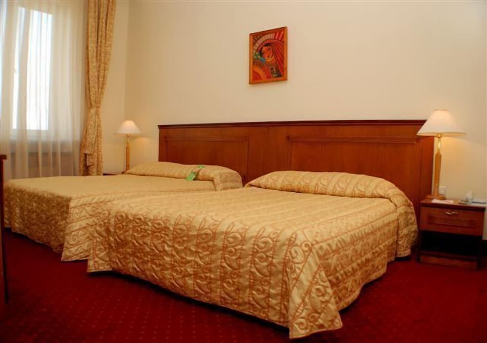 Room, 3 Twin Beds, Non Smoking - Photo 3