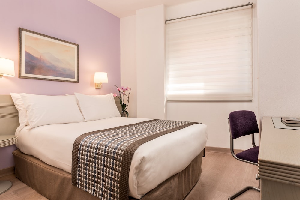 Premium Room - Photo 11