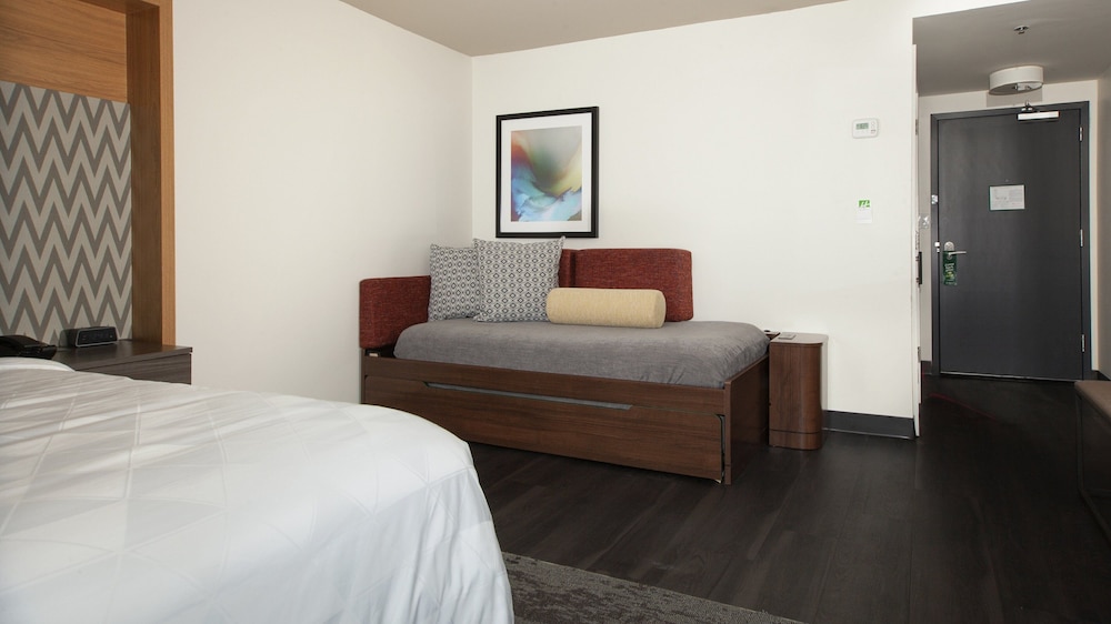 Room, 1 King Bed, Accessible (Comms, Mobil, Access Tub) - Photo 9