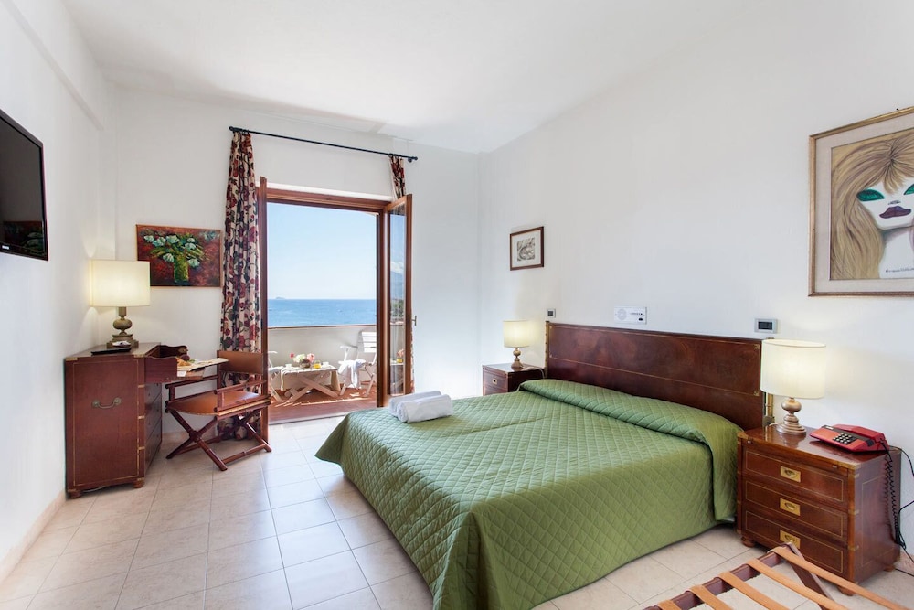 Superior Room, Balcony, Sea View - Photo 1