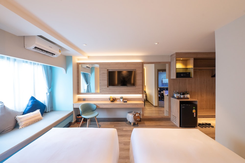 Standard Twin Bed with Shower - Photo 4