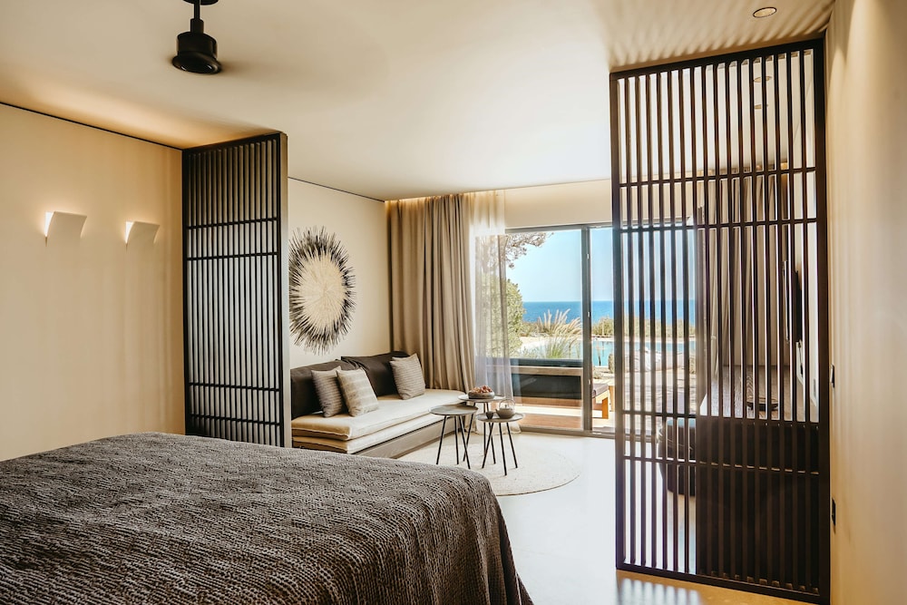 Infinity Blue Suite with Sharing Pool