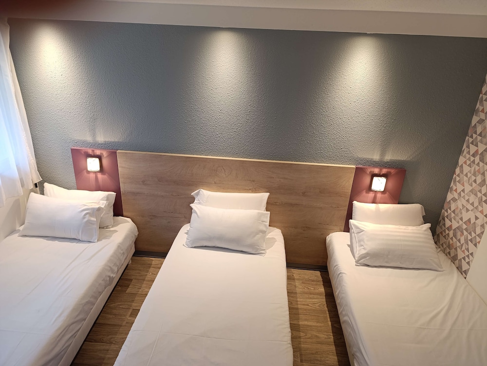 Room, 3 Twin Beds - Photo 4