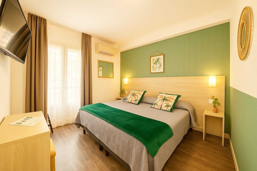 Standard Double or Twin Room - Photo 10